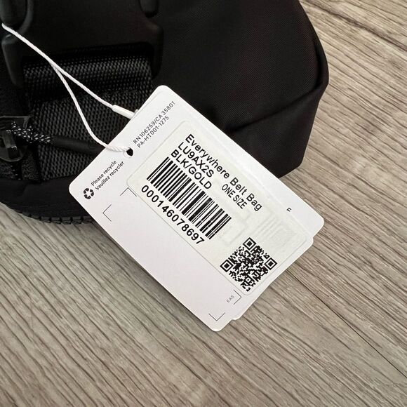 Lululemon Everywhere Belt Bag 1L (the smaller)-Black/Gold-NEW!! - Picture 6 of 8